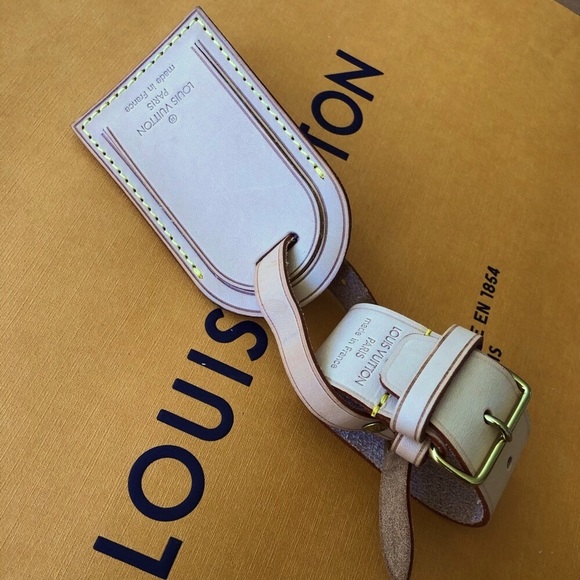 NWOT-Authentic Louis Vuitton Luggage Handel Holder Tags 🏷 and poignet . - Picture 2 of 8